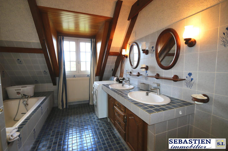 Maison traditionnelle - 239 m² - 11 pièces