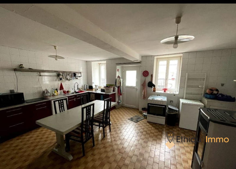 Maison - 230 m² - 7 pièces