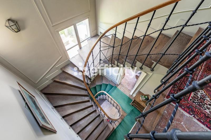 Maison - 463 m² - 12 pièces