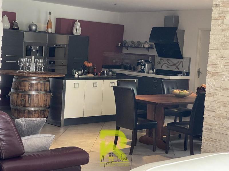 Propriété - 211 m² - 6 pièces