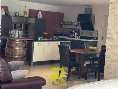 Propriété - 211 m² - 6 pièces