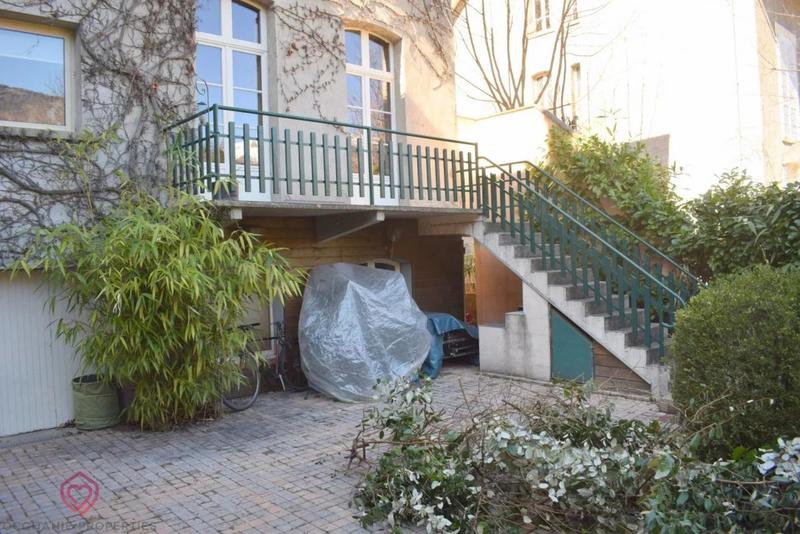 Propriété - 302 m² - 10 pièces