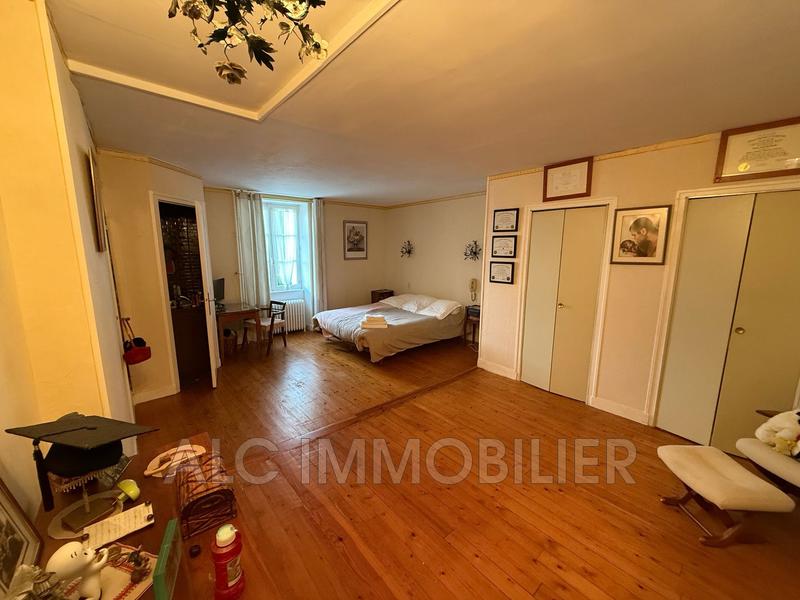 Propriété - 1 040 m² - 24 pièces