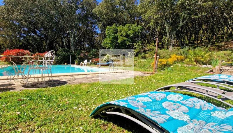 Propriété - 750 m² - 25 pièces