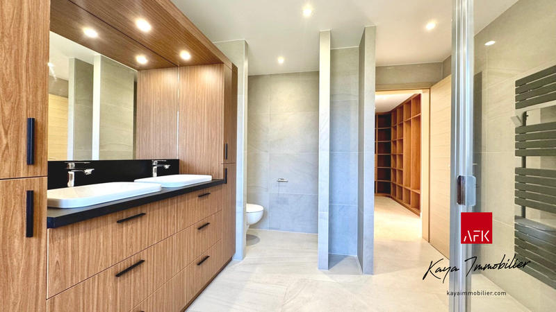 Maison - 235 m² - 7 pièces