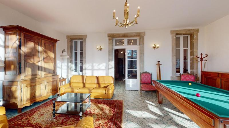 Maison - 3 512 m² - 48 pièces