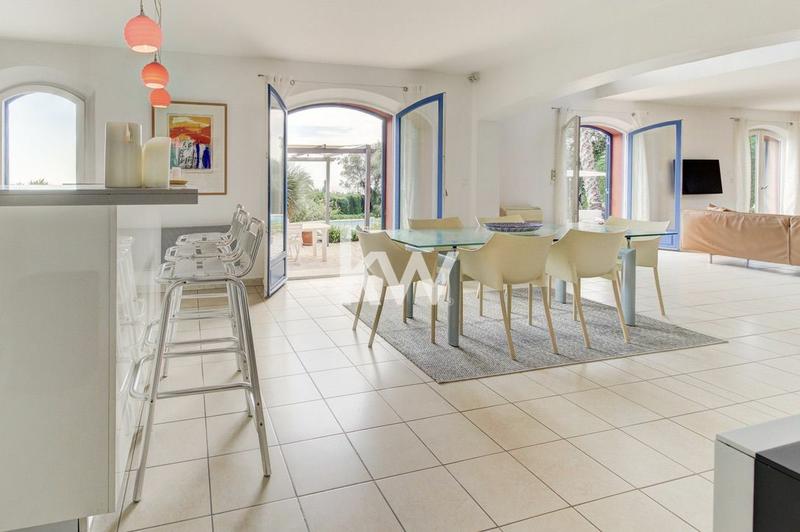 Maison - 230 m² - 8 pièces