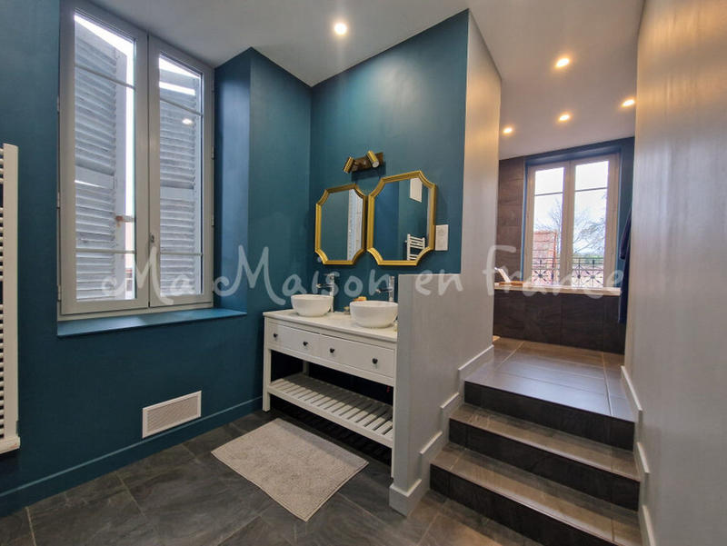 Demeure - 240 m² - 9 pièces