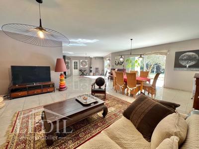 Maison - 207 m² - 5 pièces