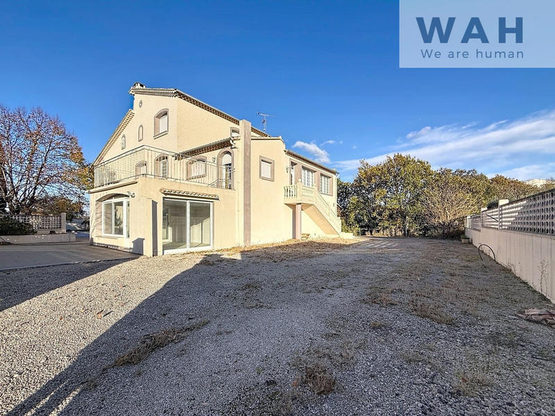 Maison - 390 m² - 13 pièces