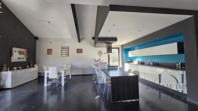 Maison - 235 m² - 6 pièces