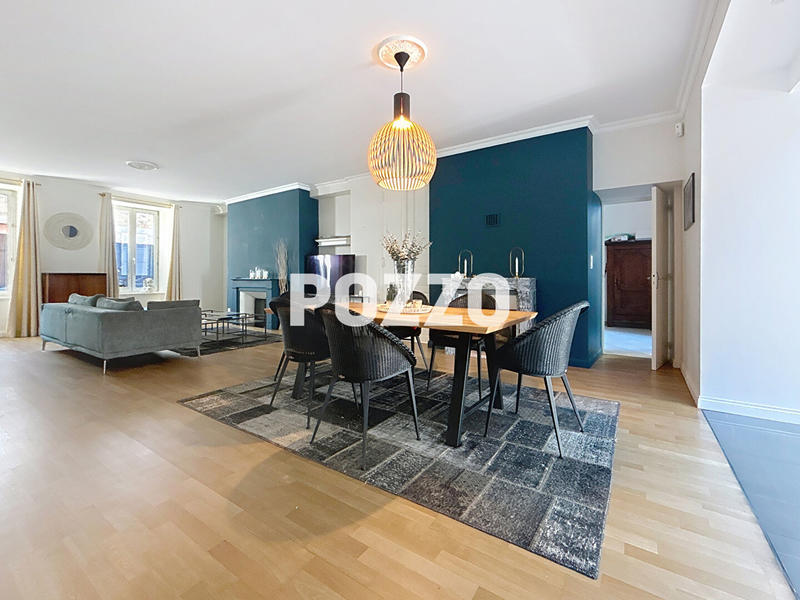 Maison - 256 m² - 10 pièces