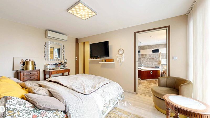 Villa - 251 m² - 8 pièces