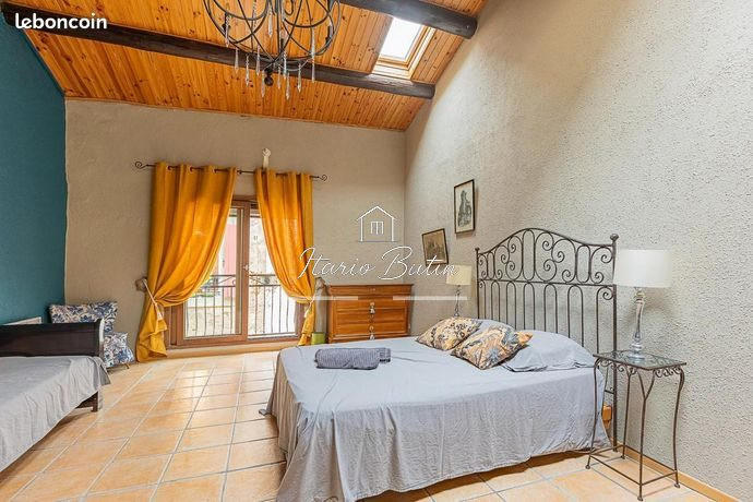 Maison - 238 m² - 9 pièces