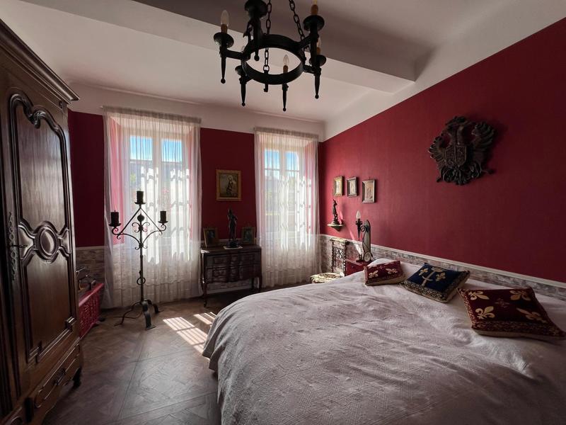 Maison - 260 m² - 10 pièces