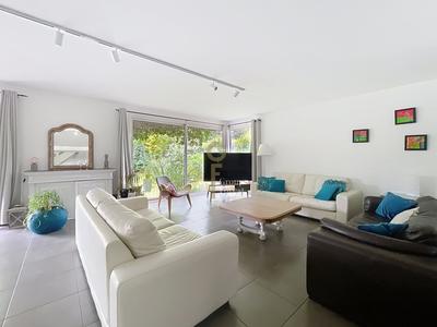 Maison - 212 m² - 9 pièces