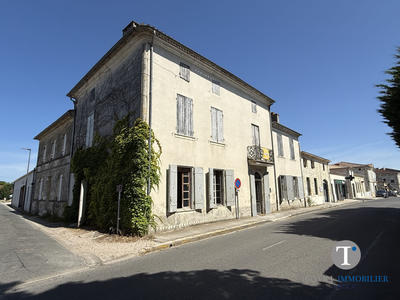Maison traditionnelle - 234 m² - 8 pièces