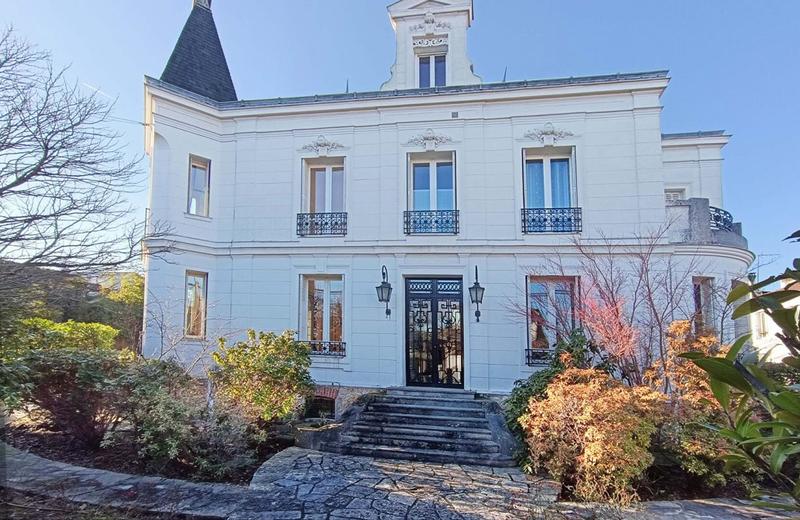 Maison - 299 m² - 10 pièces