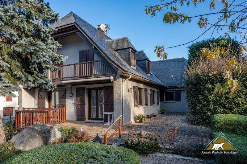 Maison - 300 m² - 8 pièces