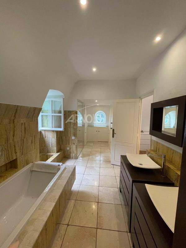 Maison - 243 m² - 8 pièces