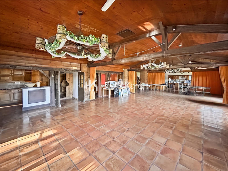 Maison - 1 460 m² - 40 pièces