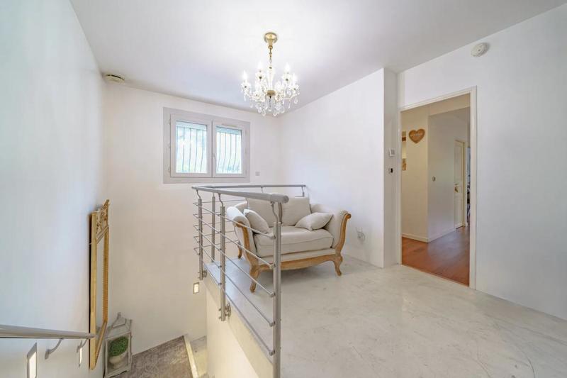 Maison - 335 m² - 12 pièces