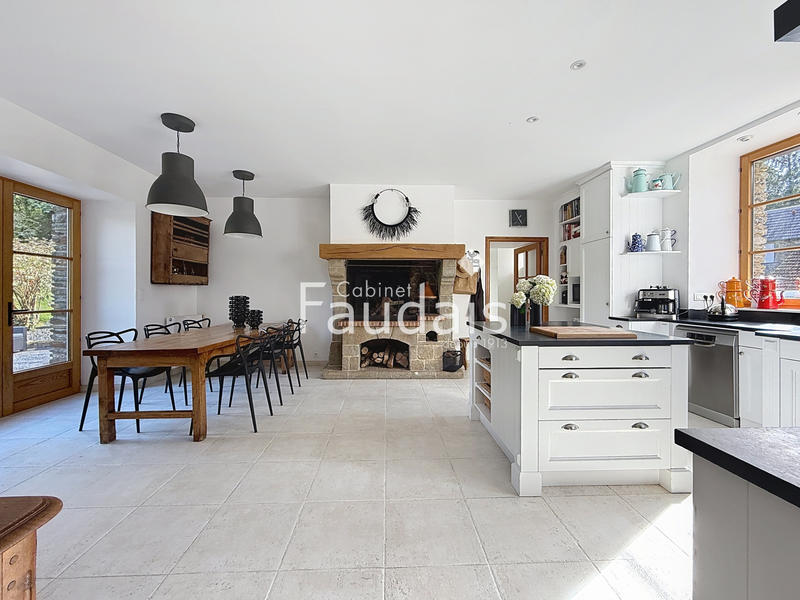 Propriété - 230 m² - 9 pièces