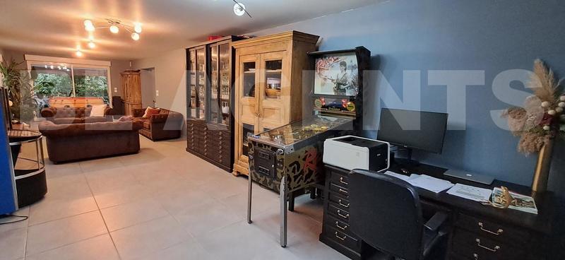 Maison - 239 m² - 10 pièces