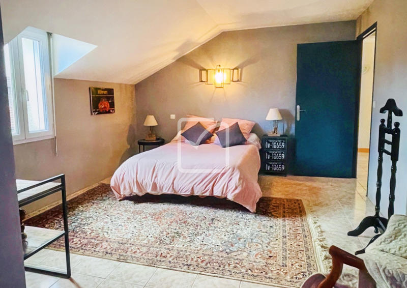 Maison - 281 m² - 9 pièces