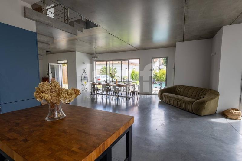 Villa - 221 m² - 6 pièces