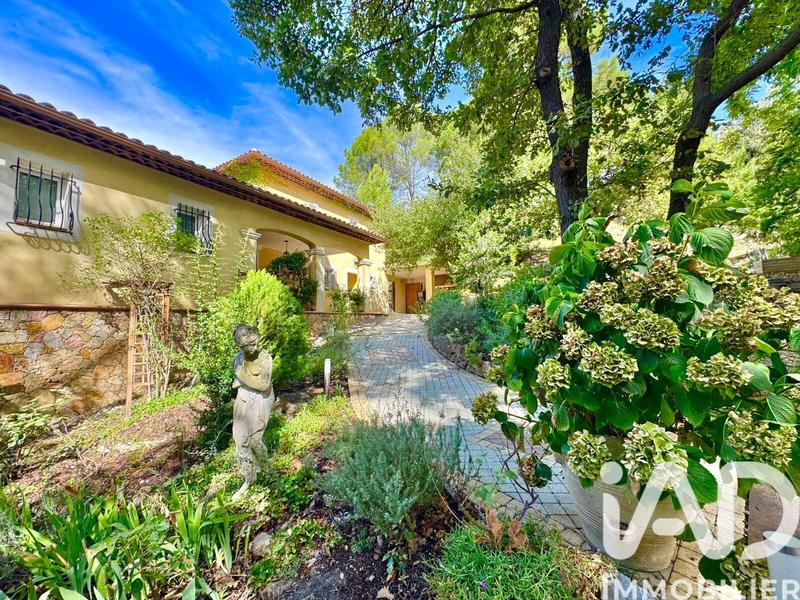 Maison - 250 m² - 6 pièces