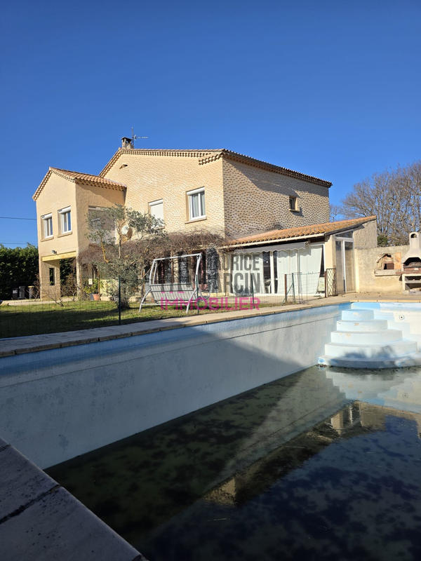 Maison - 220 m² - 6 pièces