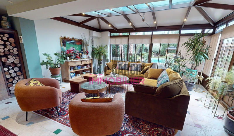 Maison - 223 m² - 9 pièces