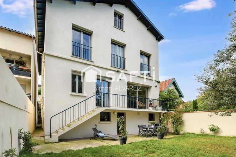 Maison - 230 m² - 8 pièces