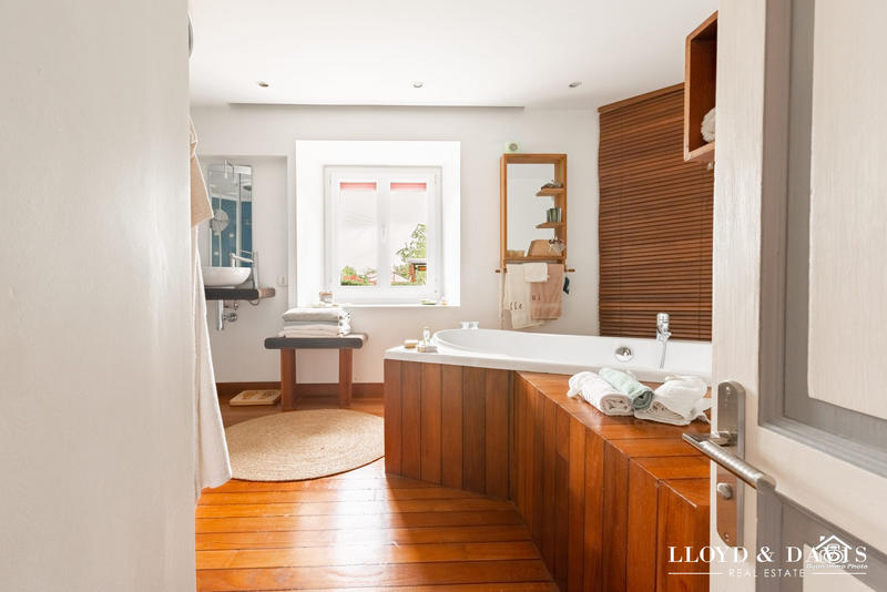 Maison - 272 m² - 8 pièces