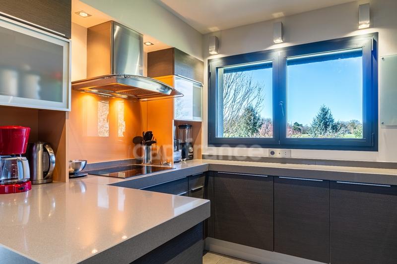 Maison - 228 m² - 8 pièces