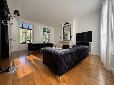 Maison - 270 m² - 9 pièces