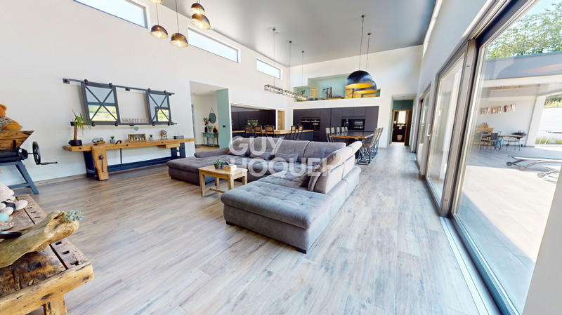 Maison - 240 m² - 7 pièces