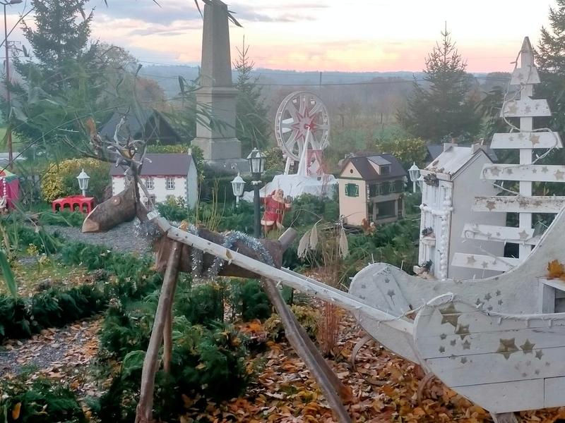 Village miniature illuminé, marché de Noël et concert