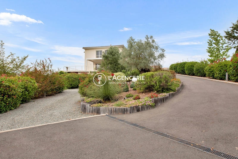 Villa - 300 m² - 9 pièces