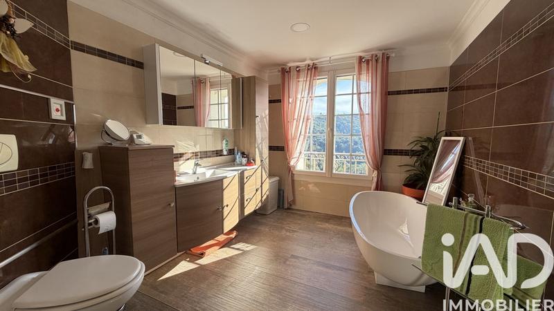 Maison - 300 m² - 9 pièces