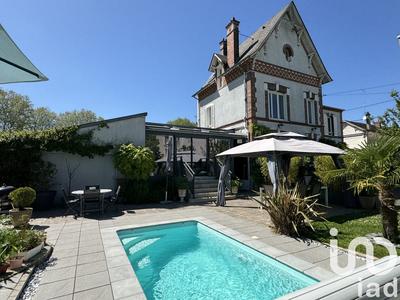 Maison - 208 m² - 10 pièces