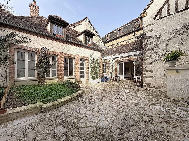 Maison - 222 m² - 9 pièces