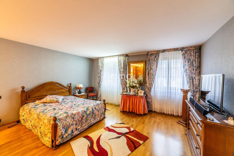 Maison - 270 m² - 5 pièces