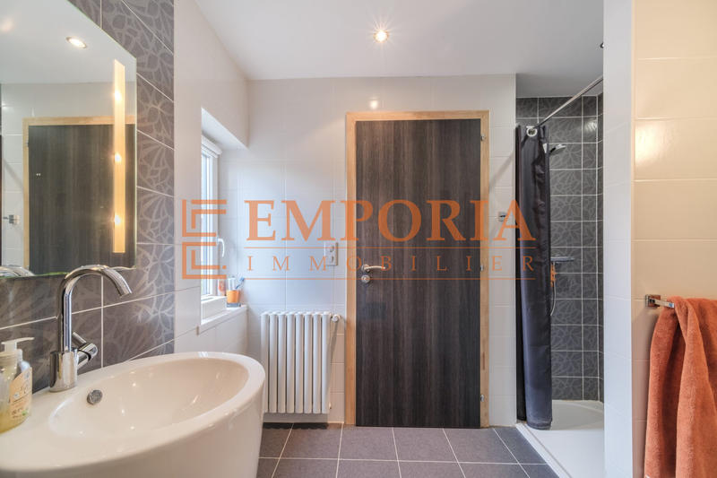 Maison - 180 m² - 8 pièces