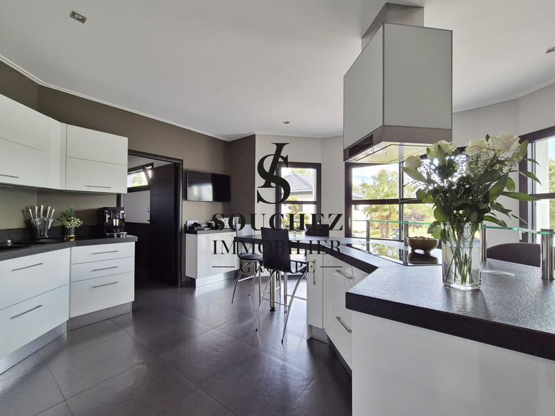 Villa - 265 m² - 10 pièces