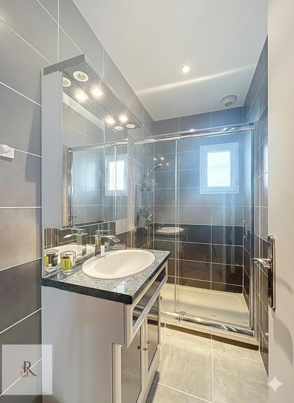 Maison - 213 m² - 7 pièces