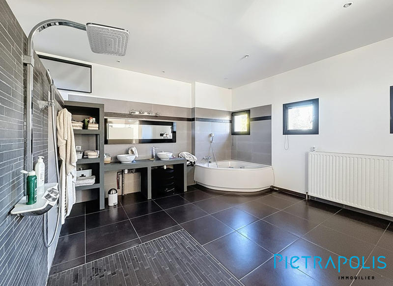 Maison - 199 m² - 2 pièces