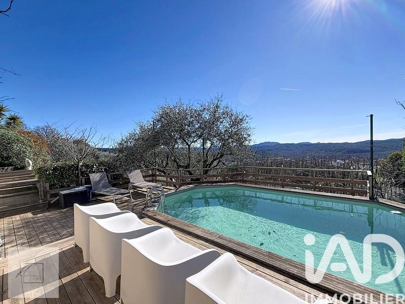 Maison - 214 m² - 6 pièces