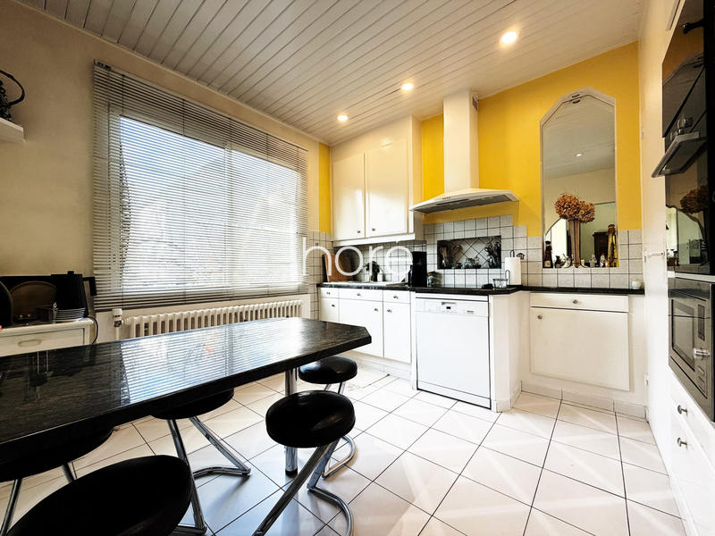 Maison - 210 m² - 8 pièces